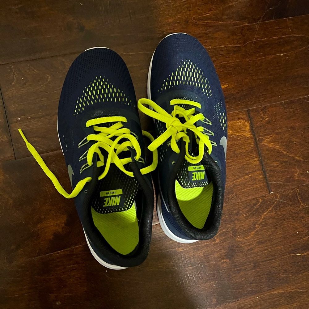 Size 9 women’s Nike shoe